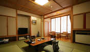 【客室一例】10畳季節感じる中庭を眺める寛ぎの和室