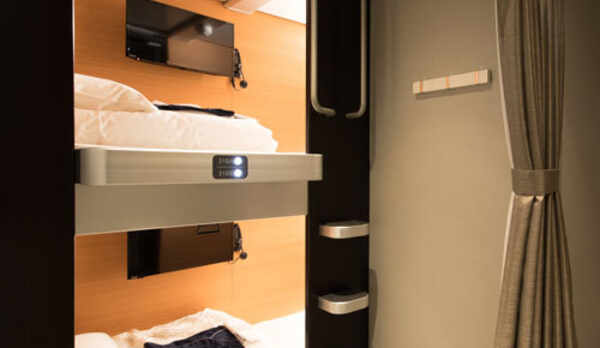 【プライベートキャビン】2名〜4名でのグループでの使用ができるカプセル型の客室。