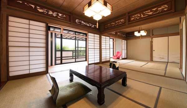 *半露天風呂付客室の一例／『房総』半露天風呂付和室は欄間に松や鳥の装飾が施されており目を楽しませます