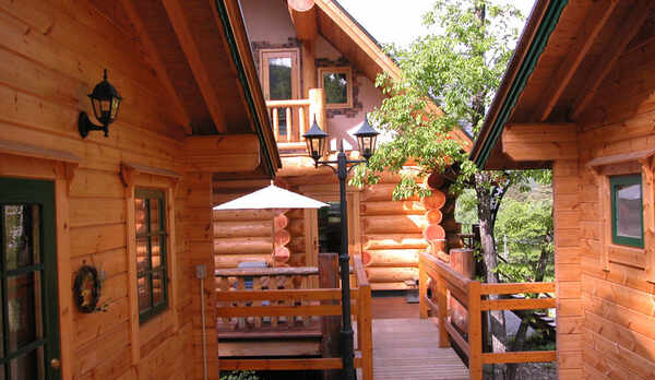 ログキャビンＡ（左）