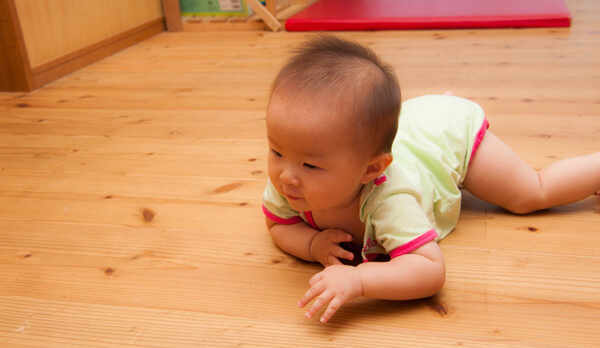 子供がハイハイしても安心のフローリング