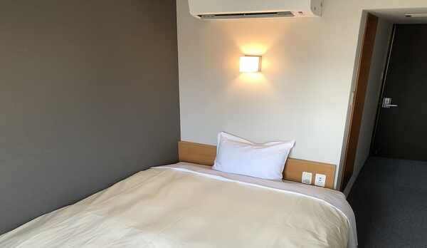 シングルルーム【12平米／140センチ幅ダブルベッド】