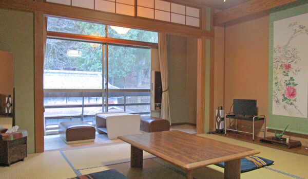 *客室一例/霊泉寺川に面した純和風のお部屋。窓側の広縁もあり、ゆったりとお過ごし頂けます。