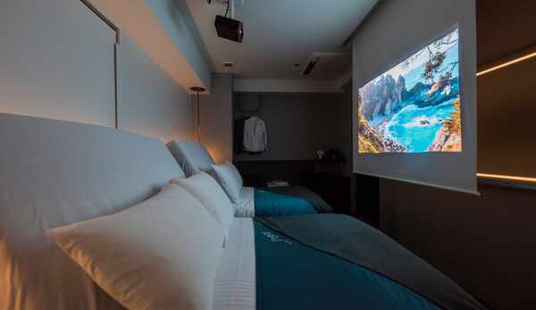 ツインルーム　プロジェクター投影シーン