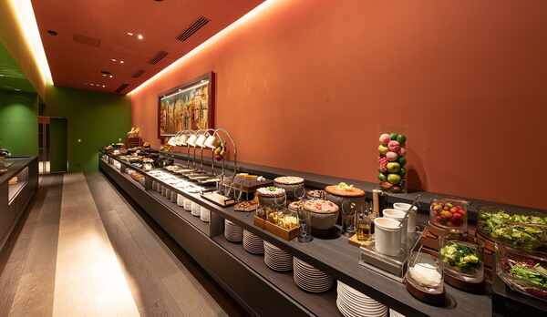 全長11メートルのブッフェテーブル