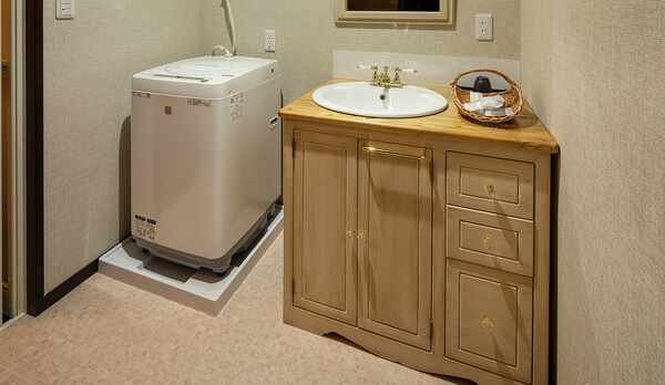 ・洗面スペースには洗濯機もございます