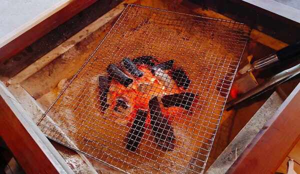 雨でも安心、囲炉裏つき。