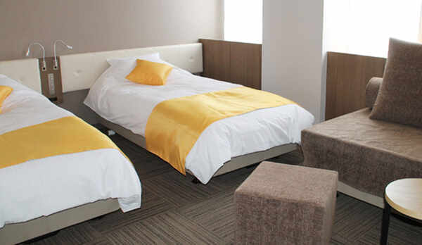 【トリプル】写真は２名様でご利用時です。３名様の場合はソファをベッドメイクしてご利用いただきます