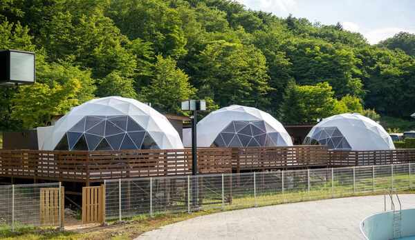 【外観】ドームテントがコロンとかわいらしい外観