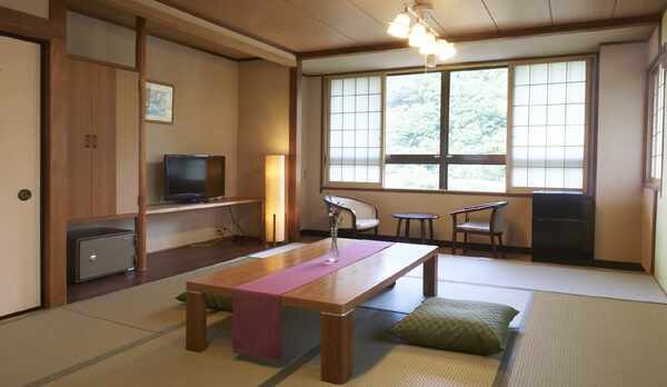 【和室12畳】遠く山々が連なる、落ち着いた和室