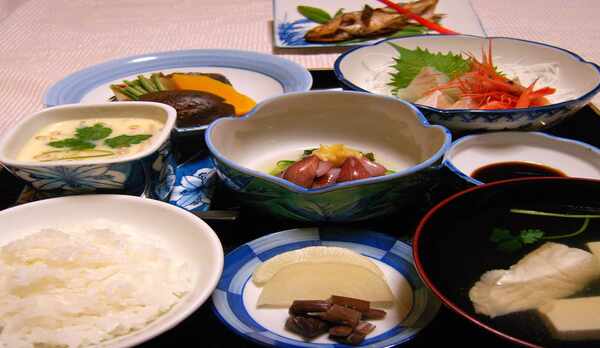 *ご夕食一例  その日の仕入れに応じて、新鮮な海の幸や近くで採れる山の幸を盛り込んだお料理。