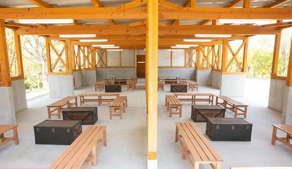 *【BBQテラス】照明のおかげで夜でも楽しくBBQ♪屋根付だから小雨の日でも日差しが強い日も安心です