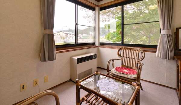 *和室8〜10畳（客室一例）/全室、清流小国川に面しております。川音を聴きながら癒しのひと時を。