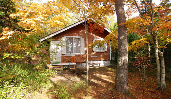 *3〜5名用IまたIIタイプ_外観（秋）／池に面した2階建、一戸建て庭付き （２ＬDＫ＋ベランダ）