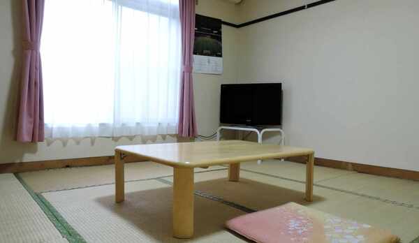 *［和室8畳］ちょっと手狭ですが最大4名様まで利用可能！バストイレなしの和室8畳