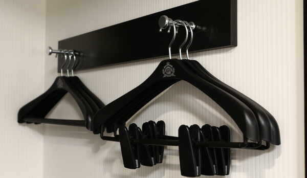 ハンガー（ジャケットピンチ付き）