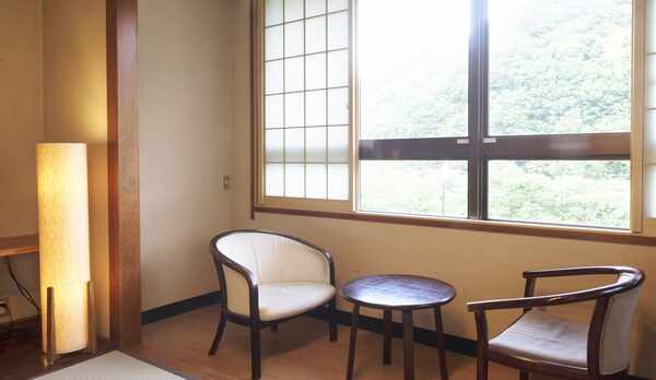 【和室10畳】遠く山々が連なる、落ち着いた和室