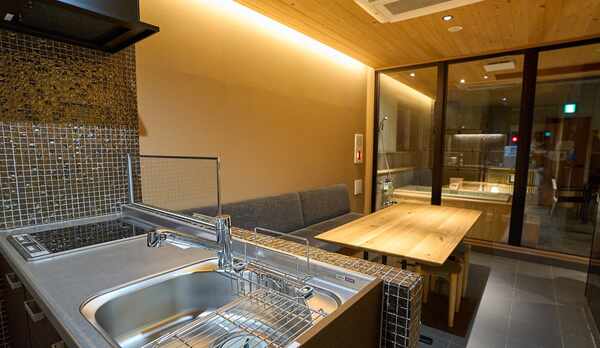 デラックススイート：上の階のキッチン＆ダイニングエリア