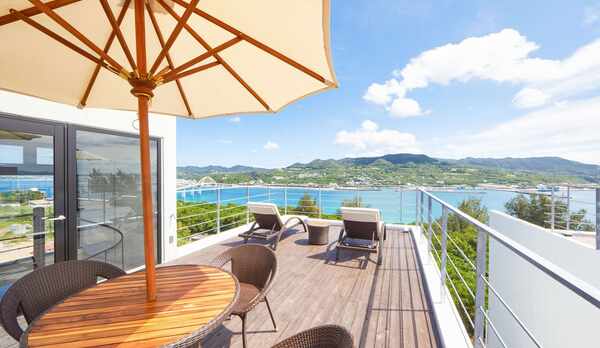 テラス（現在、海との間に別建物が建築中です。）