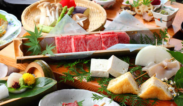 会席と溶岩焼きを合わせた囲炉裏料理