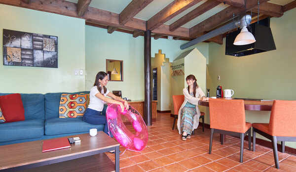 【1F　プールサイドデラックスツイン＆キッチン】