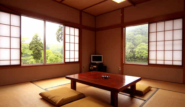 【お部屋一例】美しい自然に囲まれてリラックス。落ち着きのある和室でお寛ぎください。