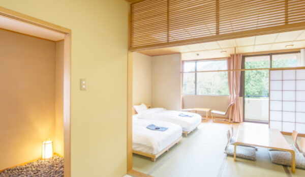 スーペリア和室：58㎡の広々とした空間に和の調和が感じられる