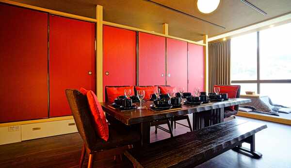 大きなダイニングテーブルあり！お部屋の中で食事をお楽しみ頂けます