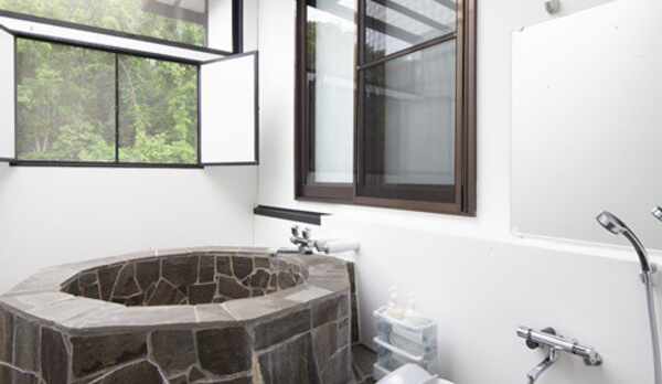 長者屋敷最大のお部屋には、石造りの大家族風呂をご用意しました。家族で過ごせる、広々としたお風呂です。