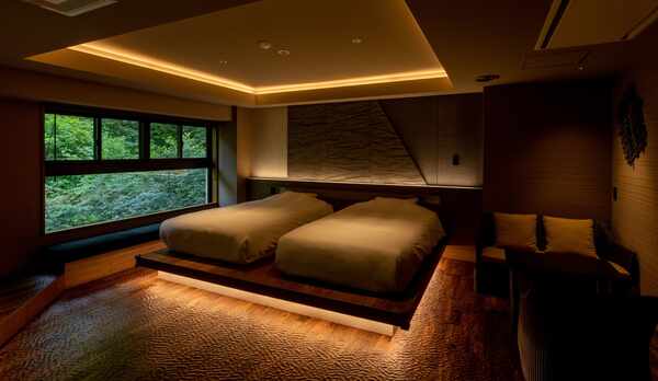 檜　大きな窓から見える緑が心地よい。