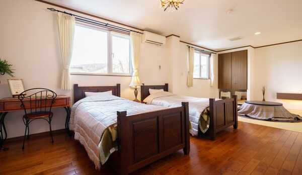 *【和洋室一例】ツインベッドと畳スペースがあるグループさんにオススメのお部屋。