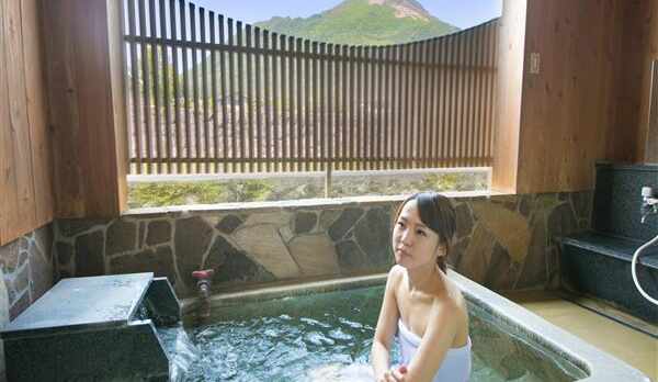 半露天風呂から由布岳を