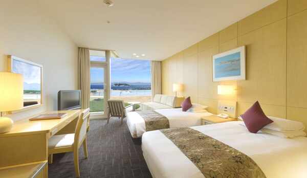 ツインルームA（3階／33平米／全室禁煙／屋外庭園越しにプール、七里ガ浜の街並み相模湾、江ノ島）