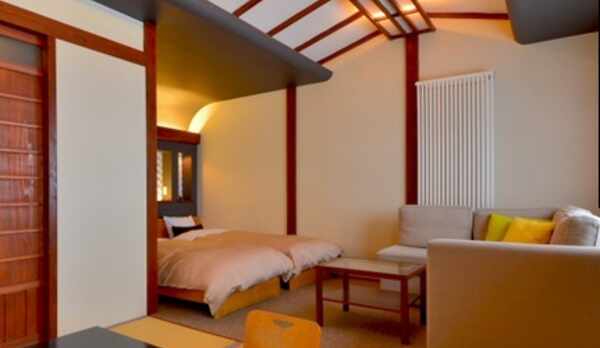 【特別室＊のあざみ】ソファーに腰掛けると窓から「金精山（コンセイザン）」の 屏風岩が見えます♪