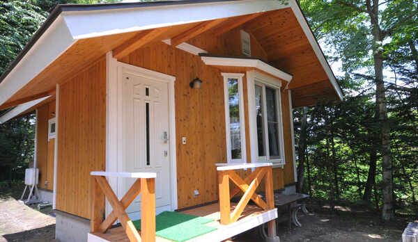 *2〜3名用Ⅰタイプコテージ_外観／林間の一戸建て・庭付き （１ＬＤＫ＋ベランダ）42平米！