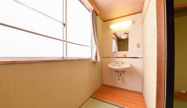 *WEST館・和室（一例）洗面所