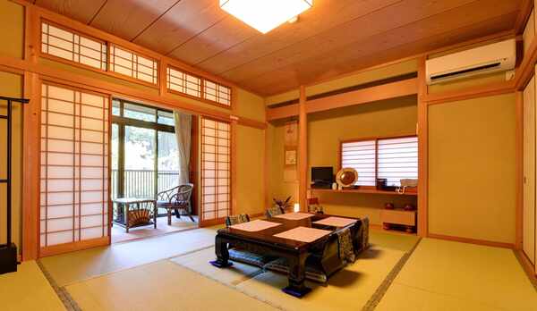 *和室（客室一例）/畳の香りがほのかに薫るお部屋でのんびりとお寛ぎ下さい。