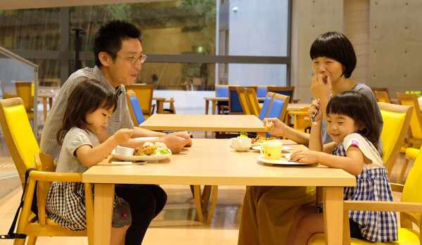 ・レストランは、「地元の食材を使用」「親子で楽しい食事」をコンセプトとします