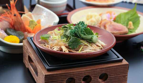 【春の一品】白魚と春山菜の柳川風鍋