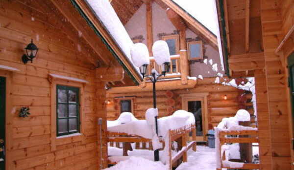 ログハウス本館とログキャビン