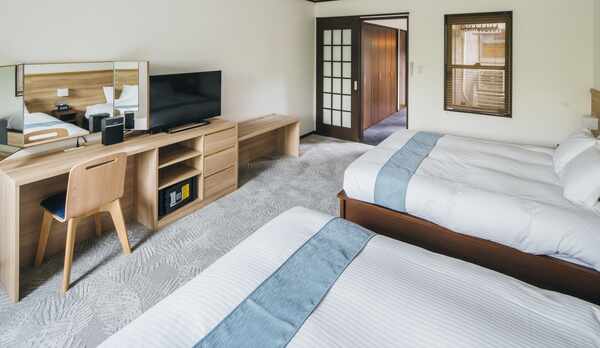 1階：クイーンサイズベッド(W1,600㎜)&times;2