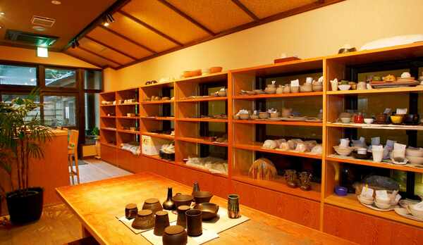 【陶芸工房 釉らく】本格的な陶芸体験をお愉しみいただけます。（ご予約優先／木曜定休日）