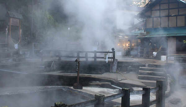 野沢温泉の源泉が湧く【麻釜】徒歩１分。