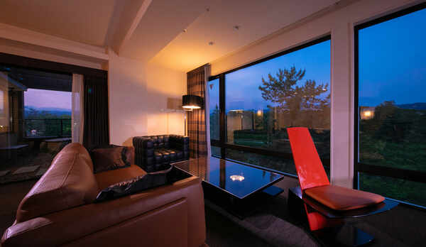 《リヴェルトスイート》部屋のどの位置からも、京都ならではの山紫水明を堪能。