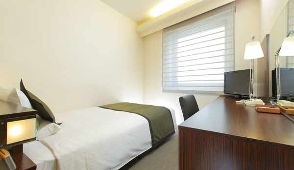 140cm幅のベッドでゆったりお休み頂けます