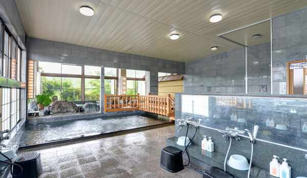 *大浴場/弱アルカリ性の100％源泉かけ流し湯。治癒力に優れた温泉で鋭気を養いましょう。