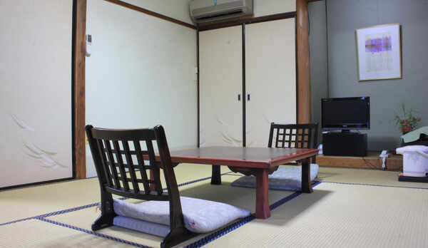 *客室一例「離れ」／本間と次の間約15畳の二間