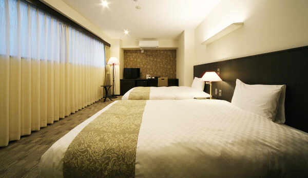 ・＜デラックスツイン＞落ち着いた色合いが女性にも人気♪幅120cmのベッドが2台のお部屋です