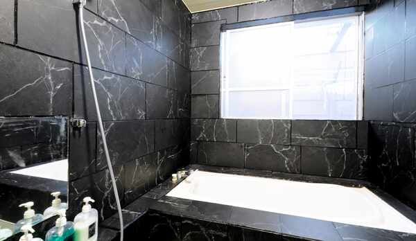 【男女兼用浴室】シャワー室だけではなく、湯船にゆっくり入ることも可能です！