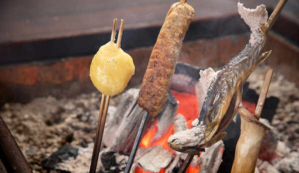 *夕食一例(炭火串焼き)／炭で焼いた岩魚はあつあつふっくら格別の美味しさ